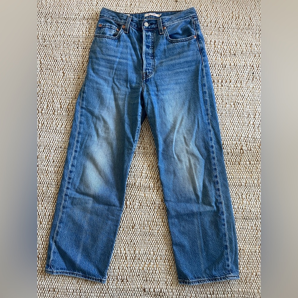 LEVI’S Ribcage Straight Jeans in size 27.